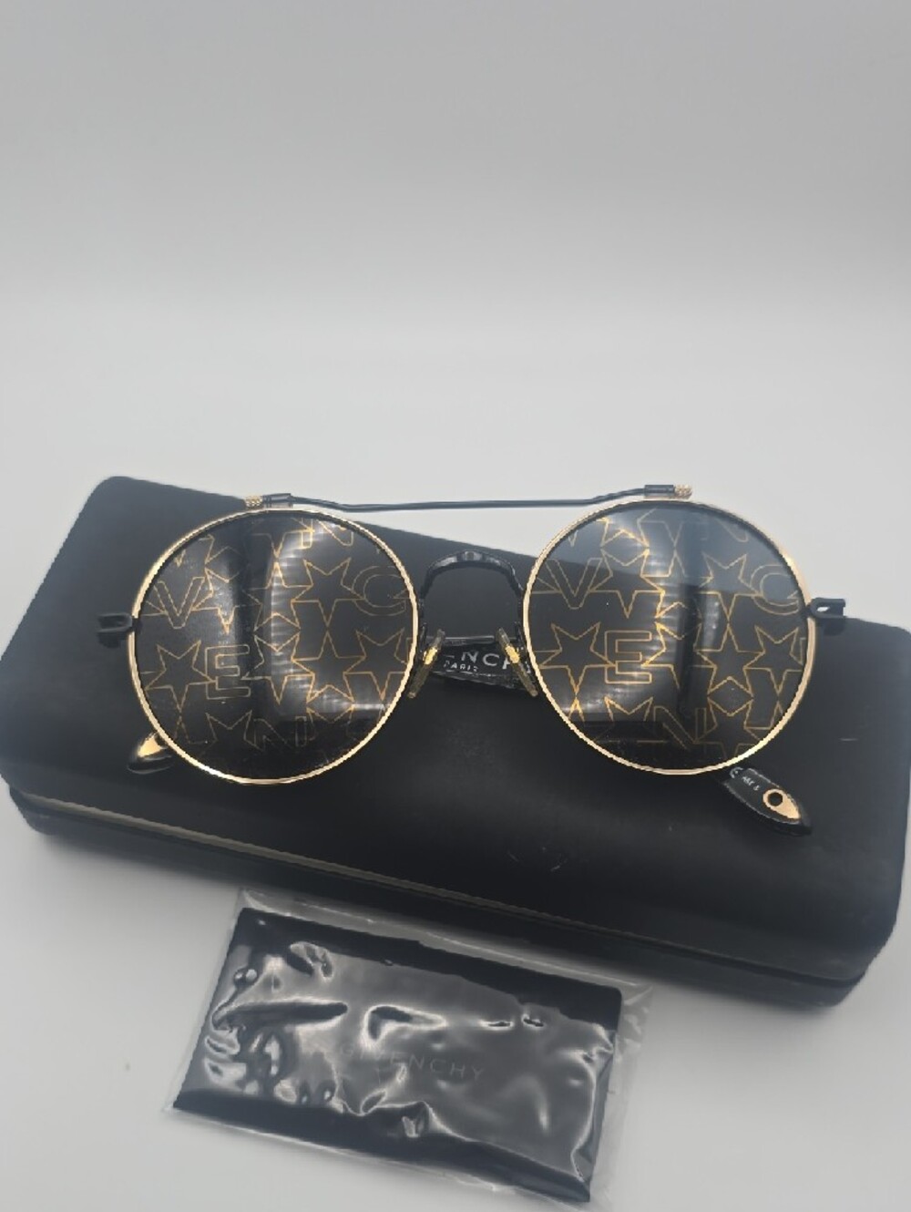 Givenchy Round Metal Logo & Stars Black & Gold Women's Sunnies (NWOT)(FULL INC)✨